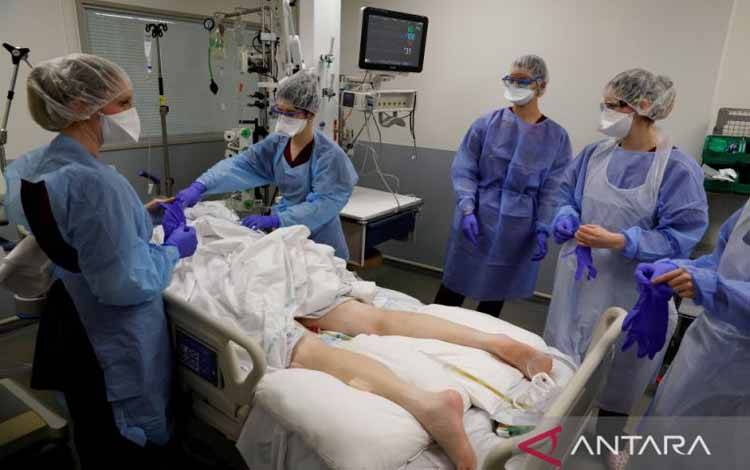 Petugas medis bekerja di ruang perawatan darurat (ICU) pasien COVID-19 di rumah sakit Cambrai, Prancis, 1 April 2021