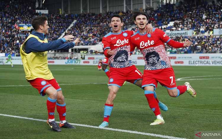 Selebrasi Elif Elmas setelah mencetak gol untuk Napoli dalam pertandingan Liga Italia lawan Atalanta, Minggu 3 April 2022