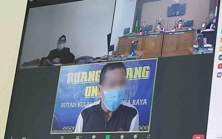 Terdakwa kasus penganiayaan, saat menjalani sidang virtual di Pengadilan Negeri Palangka Raya.