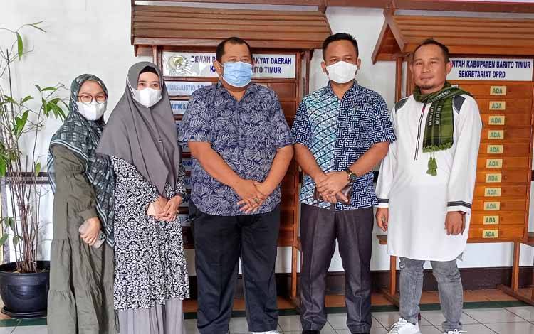 Ketua DPRD Barito Timur Nursulistio, berfoto bersama rombongan komisi III DPRD Hulu Sungai Tengah