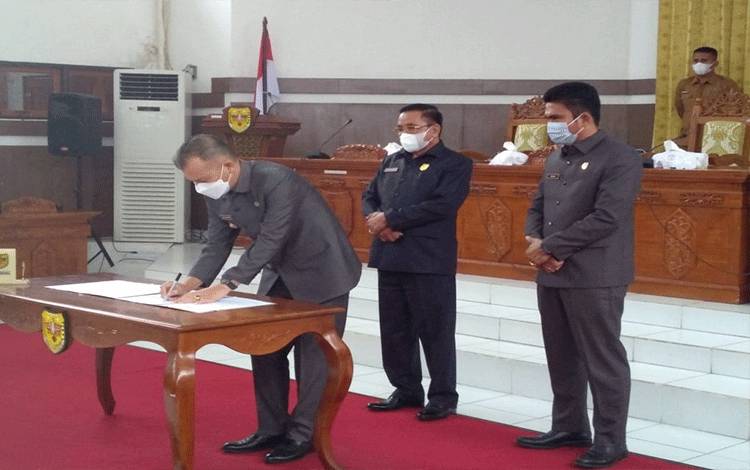 Bupati Gunung Mas Jaya S Monong menandatangani kesepakatan bersama terkait 2 Raperda