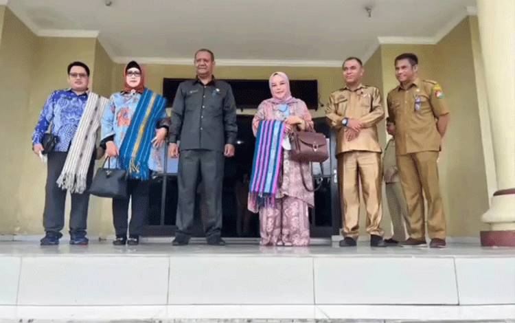 Wakil Ketua III DPRD Kalteng, Faridawaty Darland Atjeh saat melaksanakan kunjungan kerja ke Kabupaten Sumba Barat.