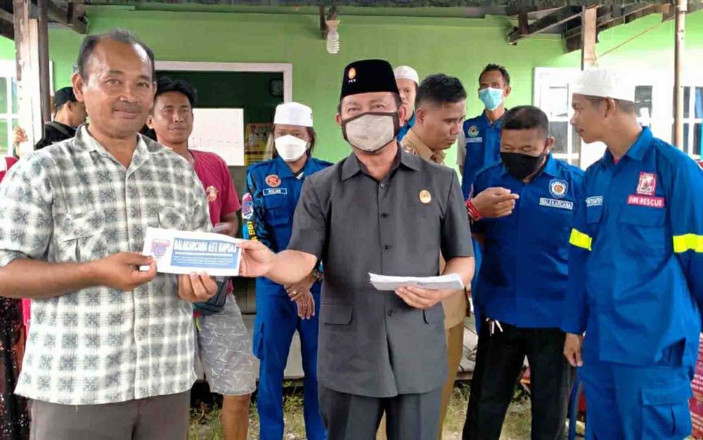 Anggota DPRD Kapuas, Rosihan Anwar menyalurkan bantuan untuk korban kebakaran di Pulau Mambulau, Selasa, 5 April 2022.