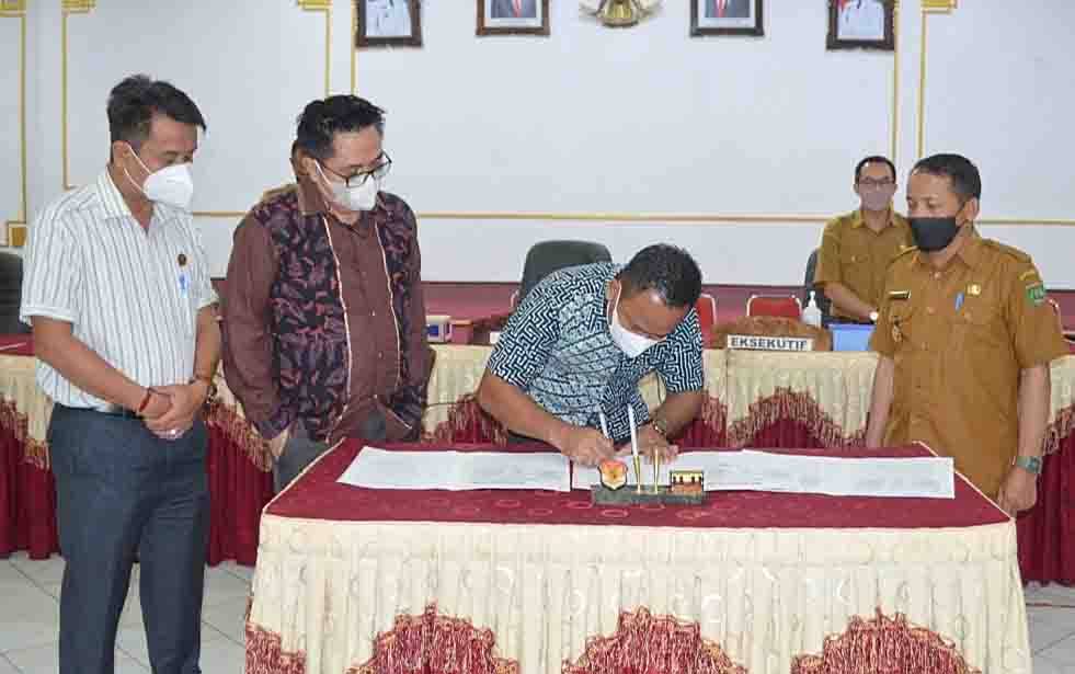 Ketua DPRD, Barito Timur Nursulistio menandatangani penetapan Pansus LKPj dengan disaksikan Wakil Bupati Barito Timur dan unsur pimpinan DPRD, Selasa, 5 April 2022.