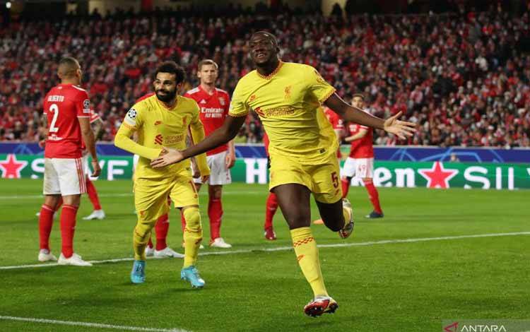 Selebrasi Ibrahima Konate usai mencetak gol untuk Liverpool dalam pertandingan leg pertama perempat final Liga Champions lawan Benfica, Rabu 6 April 2022