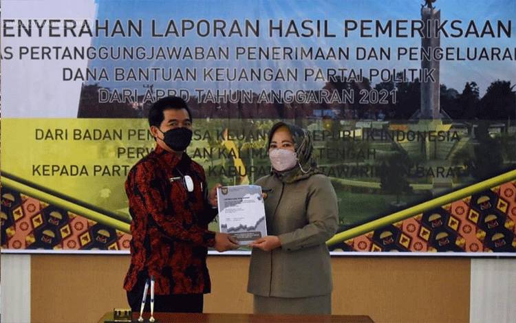  Bupati Kobar Nurhidayah terima LHP atas bantuan keuangan Parpol TA. 2021 dari BPK Perwakilan Kalteng.