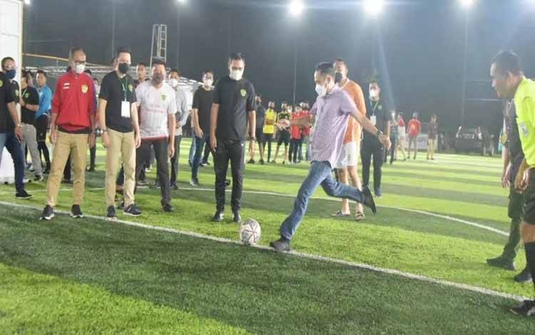 Wali Kota Palangka Raya, Fairid Naparin saat membuka turnamen Mini soccer Ramadan Cup All Star 2022