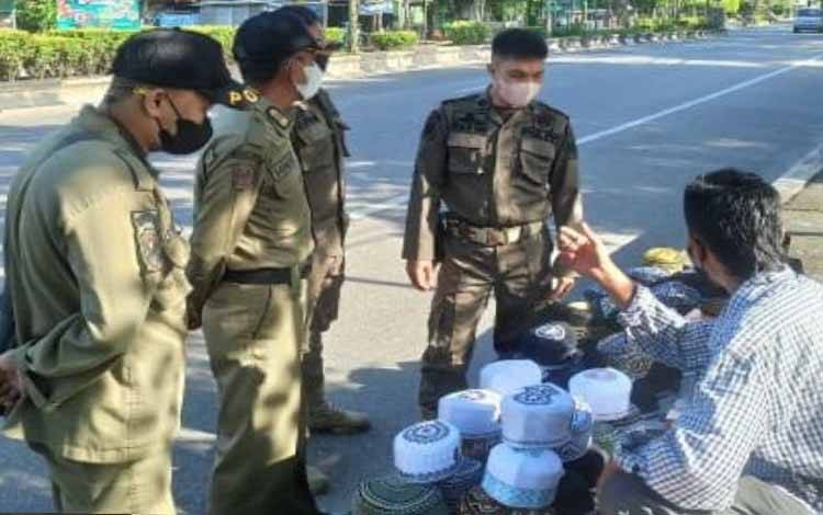 Personel Satpol PP dan Damkar Kapuas saat melakukan penertiban terhadap pedagang berjualan di atas trotoar di Kota Kuala Kapuas