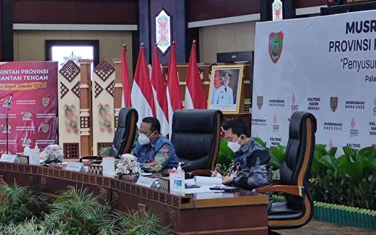 Pj Sekretaris Daerah (Sekda) Kalimantan Tengah (Kalteng), Nuryakin (kiri) saat Musrembang penyusunan RKPD di Aula Jayang Tingang, 7 April 2022.