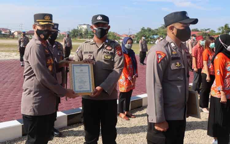 Kapolres Katingan AKBP Paulus Sonny Bhakti Wibowo memberikan penghargaan kepada personel berprestasi. 