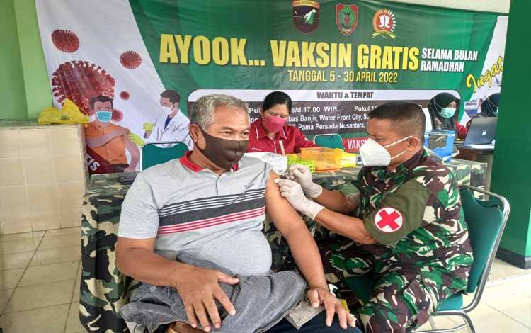 Pelaksanaan Serbuan vaksinasi covid-19 yang dilaksanakan Kodim 1013 Muara Teweh dan nakes TNI, Kamis 7 Maret 2022