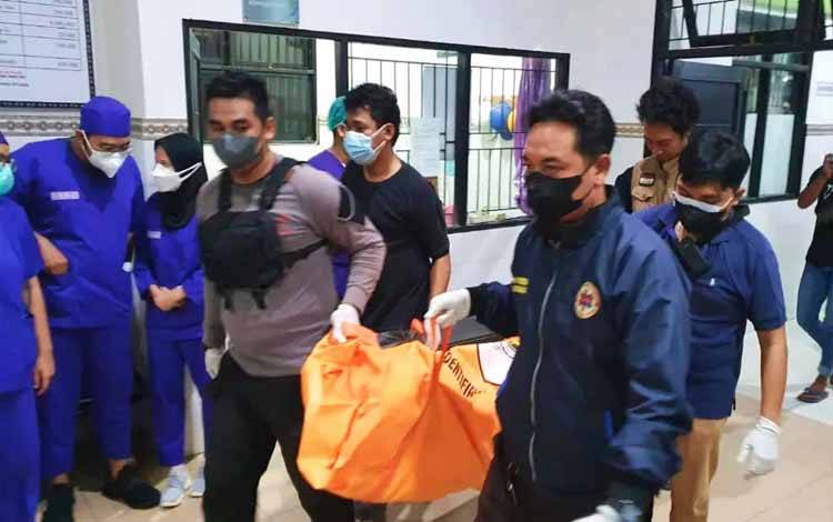 Jasad korban saat dievakuasi ke ruang Kamboja RSUD Doris Sylvanus Palangka Raya