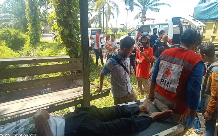 Petugas PMI Kotim mengevakuasi korban meninggal dunia di Jalan Jendral Sudirman Km 2,7.