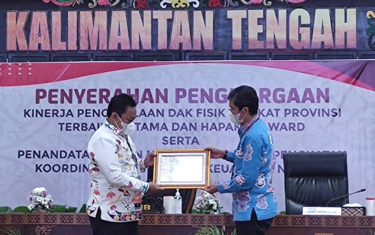 Penyerahan penghargaan secara simbolis di Aula Jayang Tingang, Jumat, 8 April 2022.
