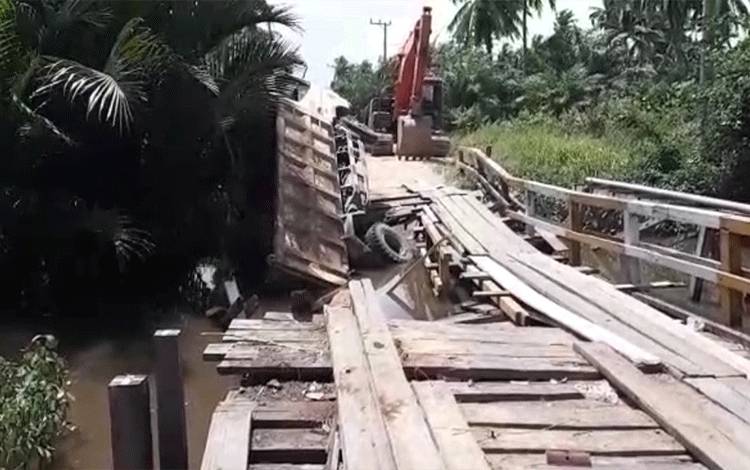 Truk bermuatan latrit amblas di jembatan kayu, di Desa Sabuai Timur.