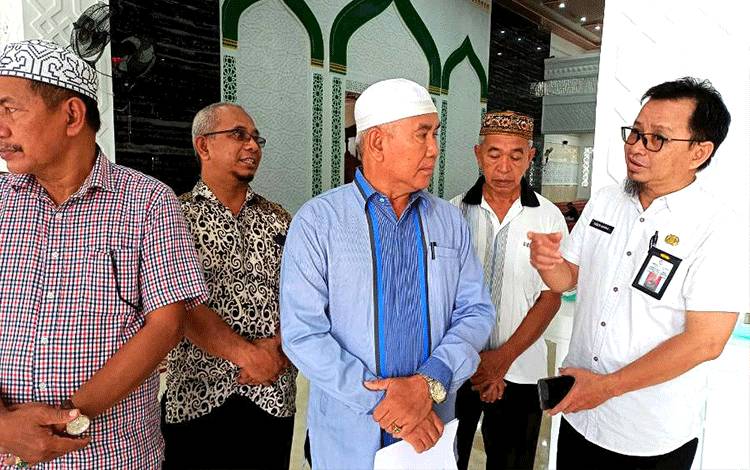 Ketua PHBI Barito Utara H Arbaidi didampingi pengurus dan pengurus Masjid Raya Shiratal Mustaqim usai melaksanakan rapat persiapan dalam rangka penyambutan UAS di Barito Utara.