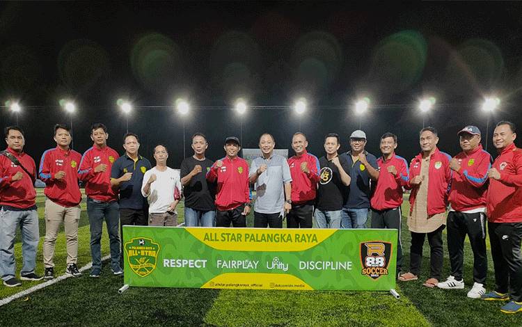 Ketua KONI Kalteng Eddy Raya Samsuri berkunjung ke lapangan Turnamen Mini Soccer Ramadan Cup All star Palangka Raya. 