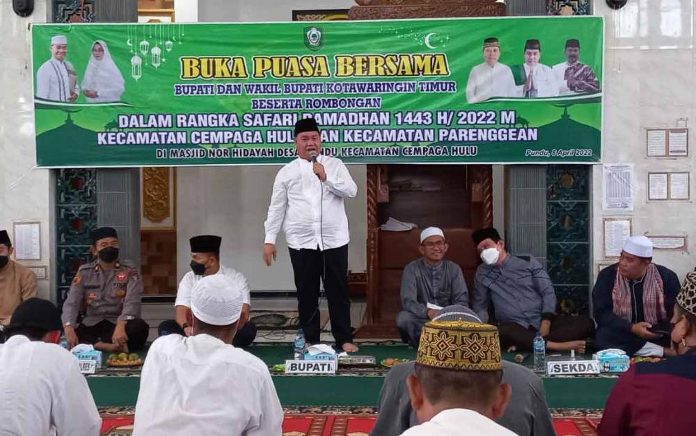 Bupati Kotim Halikinnor saat menyampaikan sambutan pada kegiatan safari Ramadan di wilayah Kecamatan Cempaga Hulu. 
