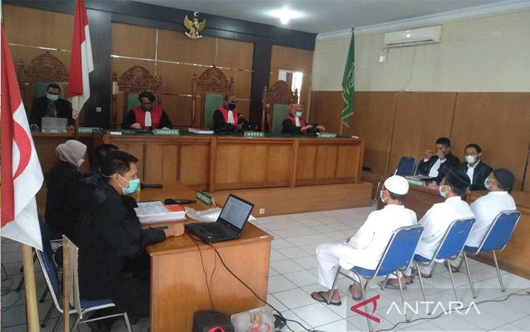 Ilustrasi - Ketiga terdakwa yang merupakna tiga jendera Negara Islam Indonesia (NII) mengikuti persidangan terkait kasus makar di Pengadilan Negeri Kabupaten Garut, Jawa Barat, Kamis (24/2/2022). ANTARA/Feri Purnama