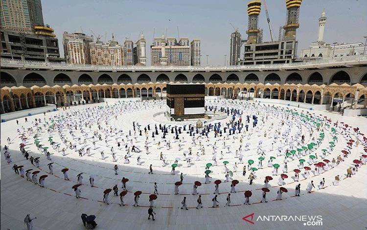 Suasana pelaksanaan ibadah haji pada 29 Juli 2020 di Kota Mekkah, Arab Saudi. Pandemi COVID-19 membuat Pemerintah Arab Saudi membatasi pelaksanaan ibadah haji hanya bagi jamaah domestik dua tahun lalu