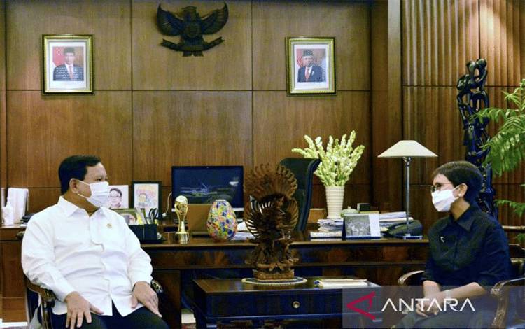 Dokumentasi - Menteri Pertahanan Prabowo Subianto (kiri) dan Menteri Luar Negeri Retno Marsudi (kanan) bertemu dan berdiskusi di ruang kerja Menlu di Kementerian Luar Negeri, Jakarta, Jumat (8/4/2022). ANTARA/HO-Biro Humas Setjen Kemhan