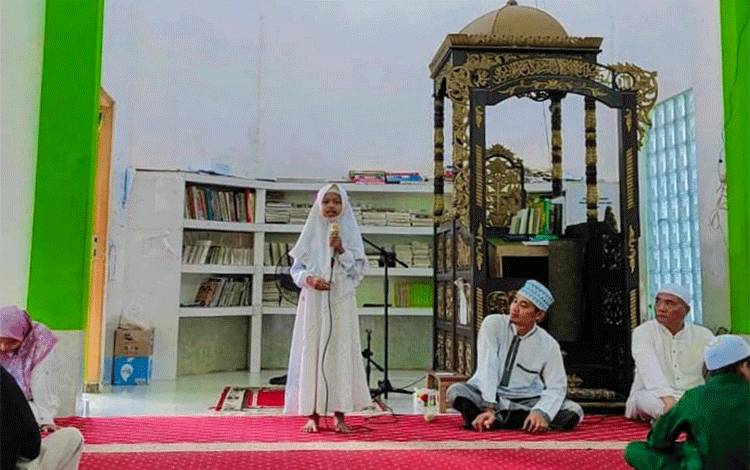 Salah seorang dai cilik perempuan menyampaikan tausiah agama saat gelaran buka puasa bersama SDIT Al-Madaniyah Samuda, baru-baru ini.