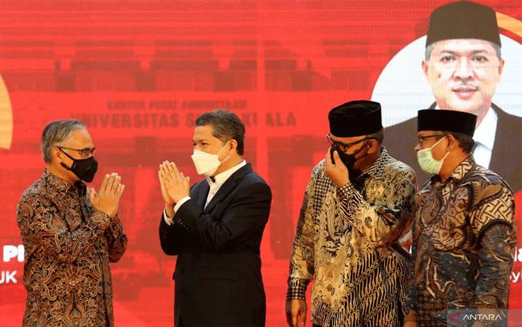 Dokumentasi - Ketua Dewan Komisioner Otoritas Jasa Keuangan (OJK) Wimboh Santoso (kiri) memberi salam kepada Rektor Universitas Syiah Kuala (USK) Marwan (kedua kiri) dan para dosen usai menyampaikan materi pada kuliah umum di aula Gedung AAC Dayan Dawood, Banda Aceh, Aceh, Jumat (8/4/2022). ANTARA FOTO/Irwansyah Putra/wsj.