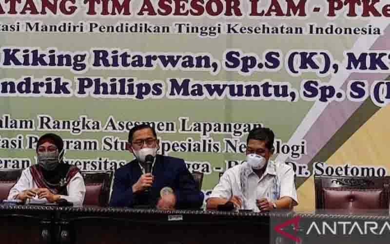 Dekan Fakultas Kedokteran Unair Prof. Budi Santoso (tengah) saat melakukan konferensi pers kenaikan peringkat fakultasnya di kampus setempat, Sabtu (9/4/2022). (foto : ANTARA/Willy Irawan)
