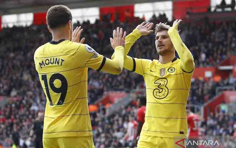 Mason Mount (kiri) dan Timo Werner sama-sama mencetak dua gol saat Chelsea mengalahkan Southampton di Liga Inggris pada 9 April 2022. (foto : ANTARA/REUTERS/PETER NICHOLLS)