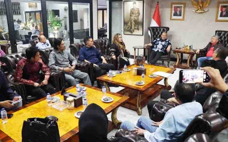 Sejumlah pengurus Himpunan Artis Pengusaha Indonesia (HAPSI) menemui Ketua DPD RI AA LaNyalla Mahmud Mattalitti di Rumah Dinas Ketua DPD RI, Jakarta, pada Sabtu, 9 Maret 2022. (foto : ANTARA/HO)