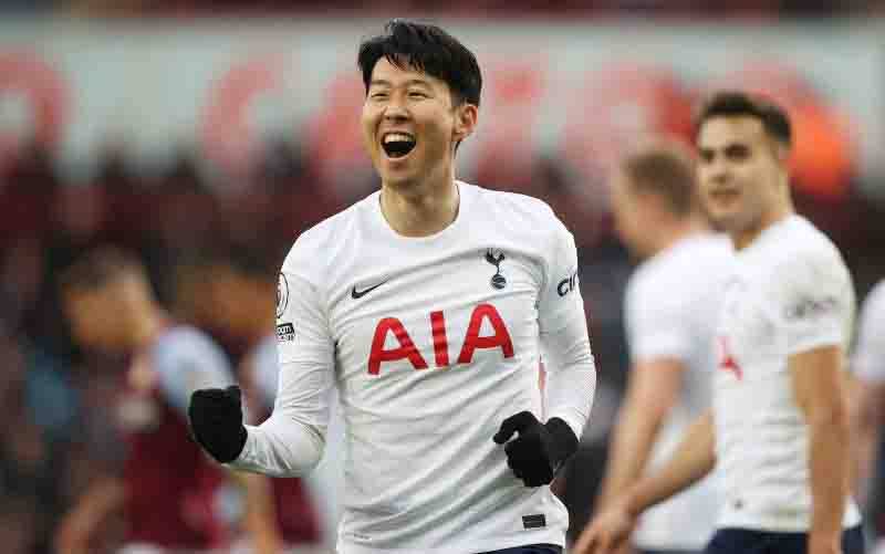 Striker Tottenham Hotspur Son Heung-min merayakan golnya yang menuntaskan hattricknya dalam laga Spurs melawan Aston Villa di Villa Park, Birmingham, Inggris, 9 April  2022. (foto : Action Images via Reuters/MOLLY DARLINGTON)