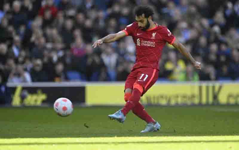 Penyerang Liverpool, Mohamed Salah ketika mencetak gol kedua ke gawang Brighton & Hove Albion di The American Express Community Stadium, Brighton, pada 12 Maret 2022. (foto : ANTARA/REUTERS/Tony Obrien)