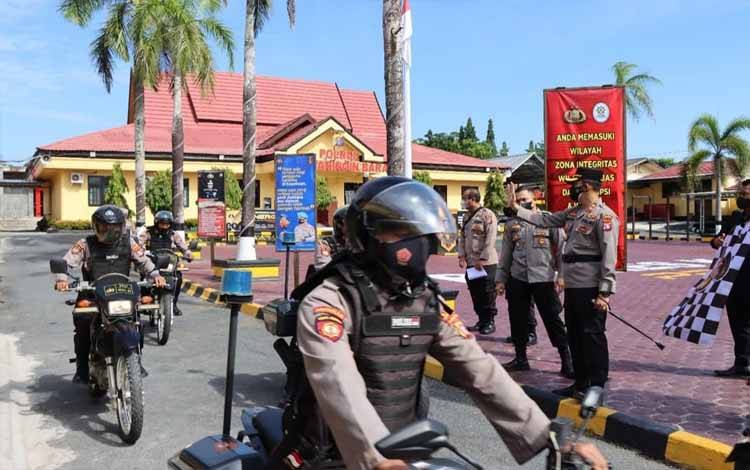 Kapolres Kobar AKBP Bayu Wicaksono melepas anggota Samapta muntuk patroli menggunakan roda 2