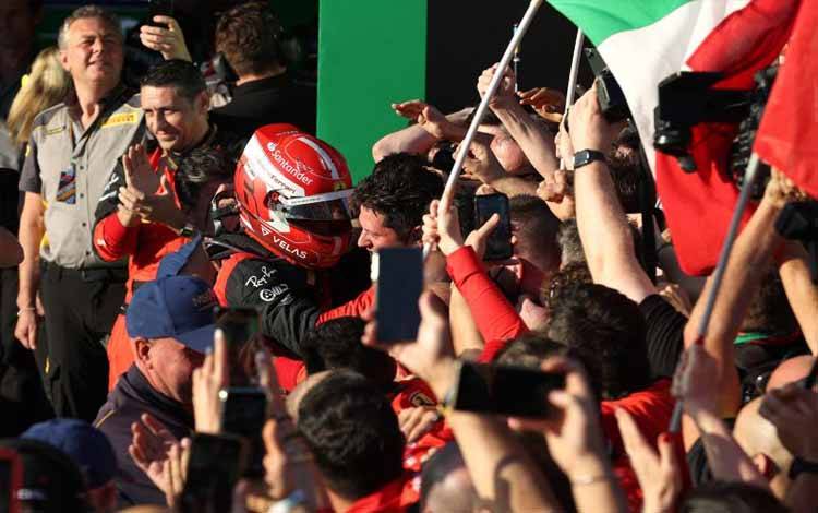 Pebalap tim Ferrari Charles Leclerc melakukan selebrasi setelah memenangi Grand Prix Australia, Sirkuit Albert Park, Melbourne, Minggu (10/4/2022)