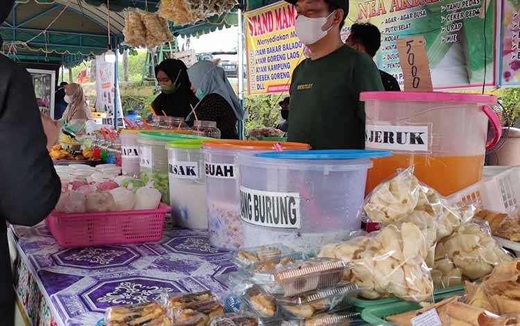Aneka hidangan dan takjil di pasar Ramadan Kota Palangka Raya