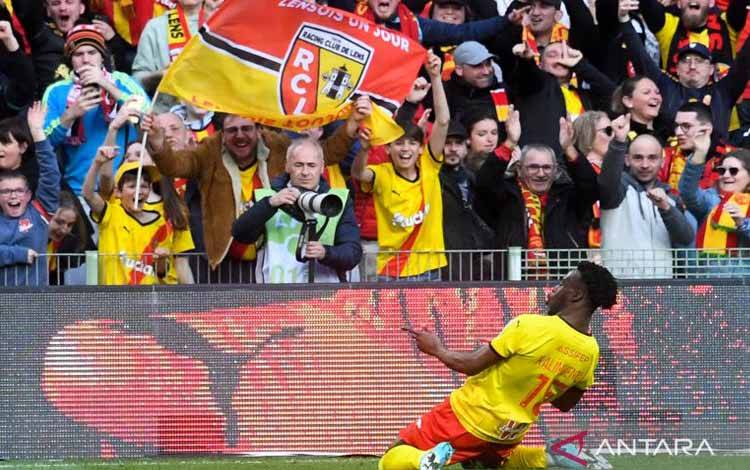 Striker Lens Arnaud Kalimuendo merayakan gol pertamanya saat pertandingan Ligue 1 melawan Nice di Bollaert Stadium, Lens, Prancis, Minggu (10/4/2022). Lens menang 3-0 atas Nice.