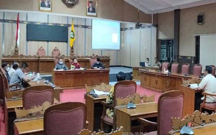 Rapat Komisi I DPRD Kotim dengan mitra kerja terkait pendapatan asli daerah