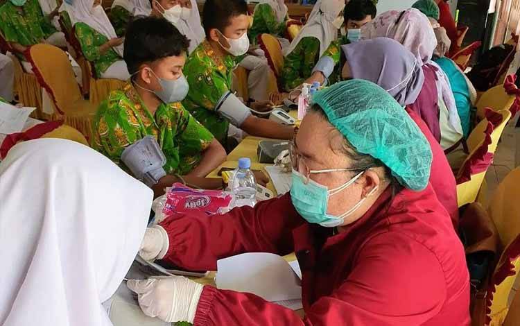 Siswa di salah SMA di Kotawaringin Timur melaksanakan skrining sebelum vaksinasi