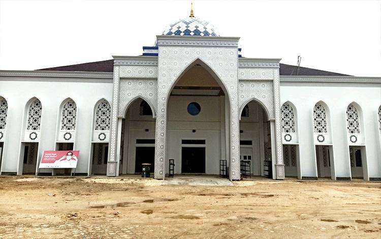 Halaman Masjid Raya Shirotal Mustaqim dilakukan pembenahan untuk halaman parkir dalam rangka menyambut kedatangan UAS di Barito Utara pada Minggu, 17 April 2022. 