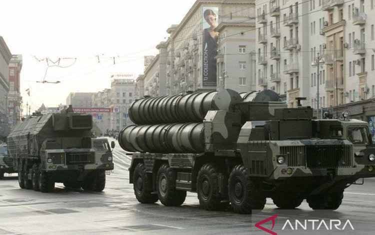 Sistem roket anti-rudal S-300 Rusia terlihat selama latihan untuk parade militer di Moskow, Rusia, 4 Mei 2009