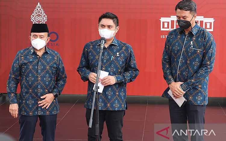 Ketua Umum BPP HIPMI Mardani H. Maming (tengah) usai bertemu Presiden Joko Widodo di Istana Kepresidenan Jakarta, Senin (11/4/2022)