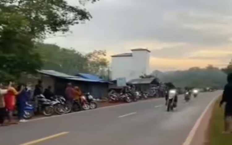 Sejumlah pemuda saat melakukan aksi balap liar di Jalan Tjilik Riwut, Kecamatan Cempaga, Kotim