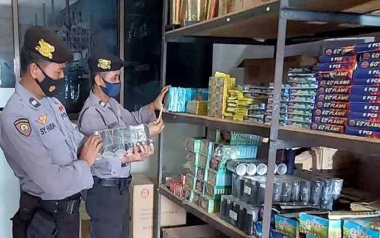 Polisi melakukan razia toko penjual petasan di Palangka Raya