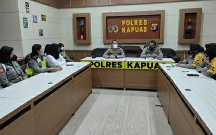 Wakapolres Kapuas Kompol I Kadek Dwi Yoga Sidhimantra memberikan arahan kepada personel Polwan.