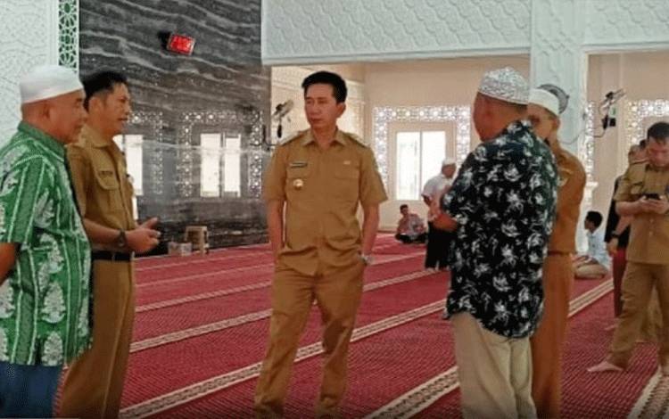 Bupati Barito Utara, H Nadalsyah didampingi Ketua PHBI, H Arbaidi saat meninjau lokasi yang akan dijadikan tempat malam Nuzulul Quran, Selasa, 12 April 2022.