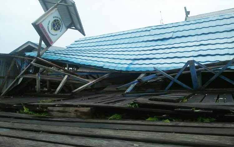 Bangunan di Pelabuhan Pendang di Kecamatan Dusun Utara, Kabupaten Barito Selatan di Sungai Barito yang ambruk akibat hujan deras dan angin kencang pada Sabtu malam (9/4/2022)