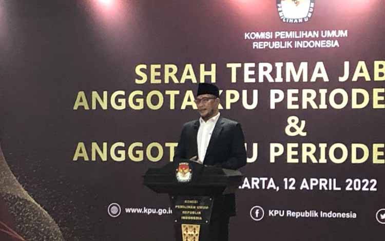 Ketua Komisi Pemilihan Umum (KPU) Hasyim Asari ketika menyampaikan sambutan pasca serah terima jabatan di Kantor KPU RI, Jakarta, Selasa (12/4/2022)