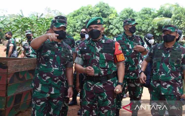 Kepala Staf Angkatan Darat (Kasad) Jenderal TNI Dudung Abdurachman mengecek secara langsung prajuritnya dari Yonif 123/RW yang sedang melaksanakan tugas pengamanan perbatasan RI-Papua Nugini (PNG), di Merauke, Papua, Selasa (12/4/2022).