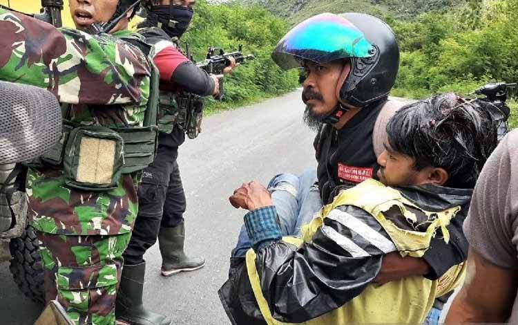 Evakuasi tukang ojek yang menjadi korban penembakan KKB di Tingginambut, Kabupaten Puncak Jaya, Papua, Selasa (12/4/2022)