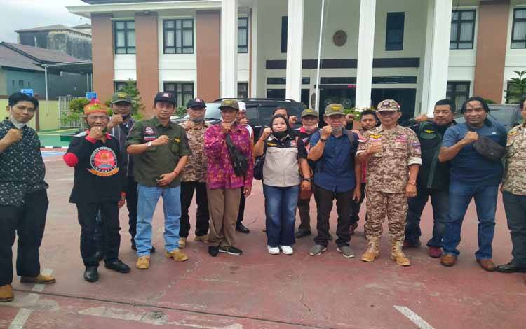 Warga Desa Ramban bersama Gerdayak Kalteng datang ke Pengadilan Negeri Sampit 